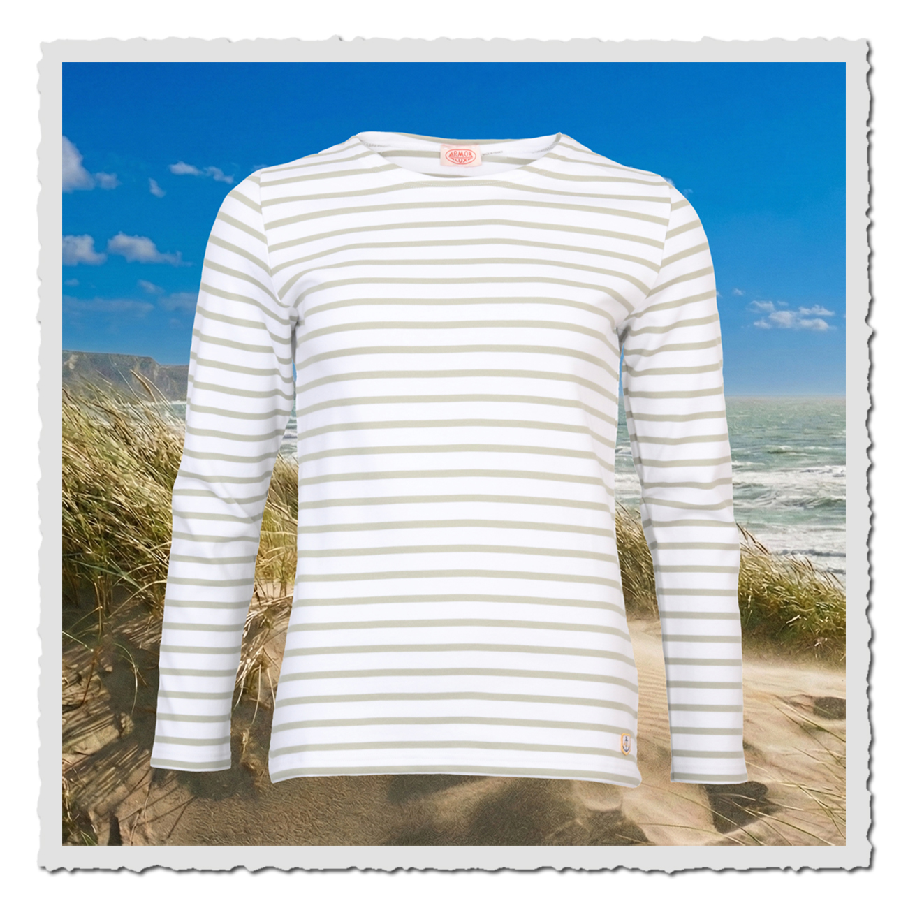 Damen-Ringelshirt Armor Lux in Weiß und Lindgrün, freigestellt vor Meeres-Hintergrund